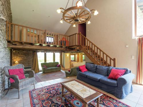 uma sala de estar com um sofá e uma escada em Quaint Cottage In Jevign with Terrace em Lierneux