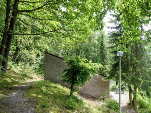 un pequeño árbol frente a un edificio de ladrillo en Great spacious holiday home in a tranquil holiday, en Stavelot