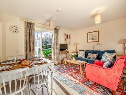 a living room with a couch and a table at Fig Cottage - Ukc6129 in Eastdean