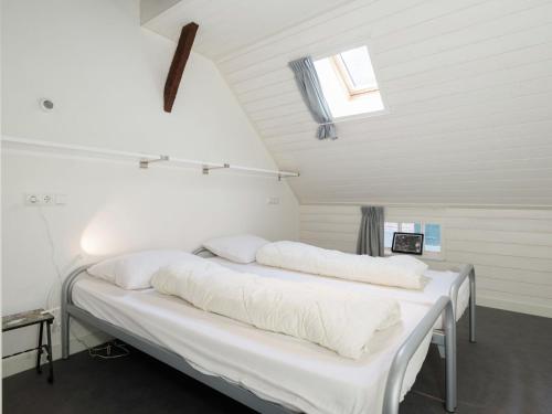 Una habitación en Attractive holiday home with a wood stove, located on a farm