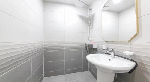 a white bathroom with a sink and a mirror at 위드유 호텔 광주역 in Kwangju-yŏk