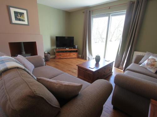 a living room with two couches and a television at Cottage 7 - Skye Cottage - Ukc4884 in Fort Augustus