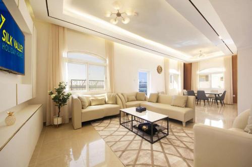 Silk Valley – Beachfront 3BR near Al Hamriyah