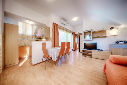 Salon ili bar u objektu Apartments and Rooms Dis