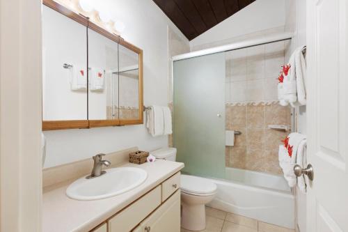 een badkamer met een wastafel, een toilet en een douche bij The Kona Billfisher in Kailua-Kona