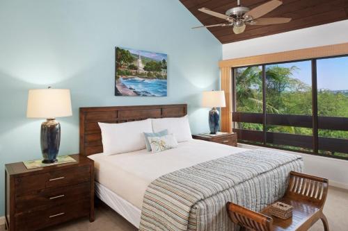 ein Schlafzimmer mit einem Bett und einem großen Fenster in der Unterkunft The Kona Billfisher in Kailua-Kona