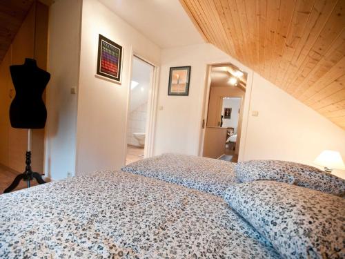 スタヴロにあるModern Holiday Home in Stavelot with Fireplaceのベッドルーム1室(大型ベッド1台付)