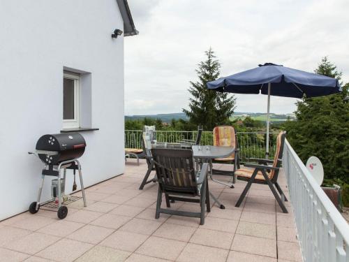 En terrasse eller udendørsområde på Peaceful Holiday Home in Rascheid near Forest