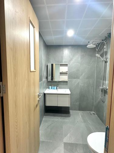 a bathroom with a sink and a shower at Balat Resort in Tập Thiện