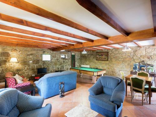 蓬蒂迪利馬的住宿－Holiday Home in Arcozelo with private terrace，客厅配有蓝色椅子和乒乓球桌