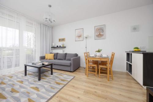 Modern Apartment in Warsaw with Parking and Balcony by Noclegi Renters