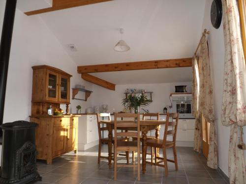 uma cozinha com uma mesa de madeira e cadeiras em Le chalet d'Heidi em Bourg-Saint-Maurice