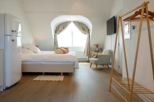 a bedroom with a bed and a window at Suite kaai 24 in Nieuwpoort