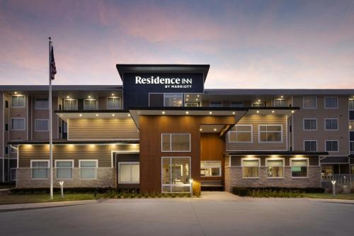 a building with a sign that reads resistance inn at Residence Inn by Marriott Battle Creek in Battle Creek