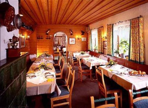 ein Esszimmer mit Tischen und Stühlen in einem Restaurant in der Unterkunft Gasthof SONNE in Seehausen am Staffelsee