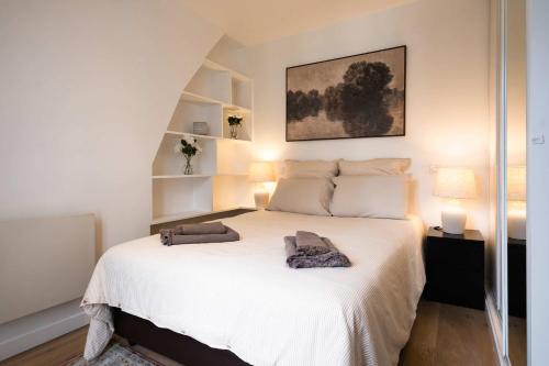 Bright 2BR with Balcony Chic Paris