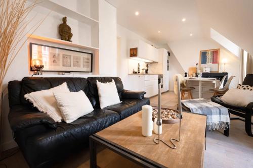 Bright 2BR with Balcony Chic Paris
