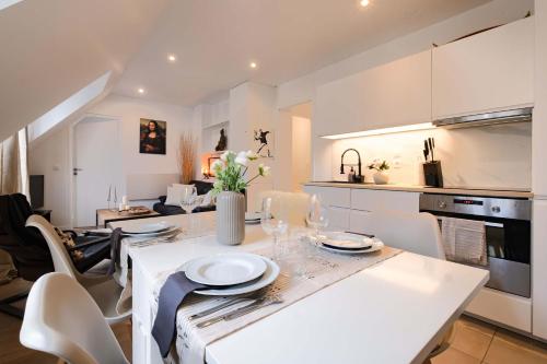 Bright 2BR with Balcony Chic Paris