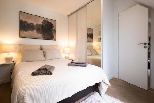 Bright 2BR with Balcony Chic Paris