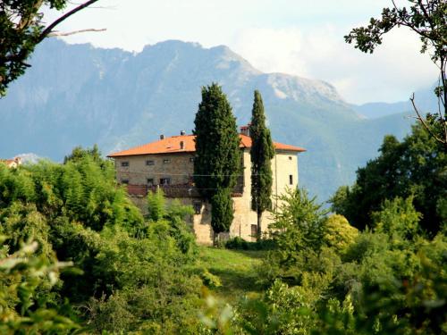 フィヴィッツァーノにあるBelvilla by OYO Casa Mazzolaの山を背景にした丘の上の古民家