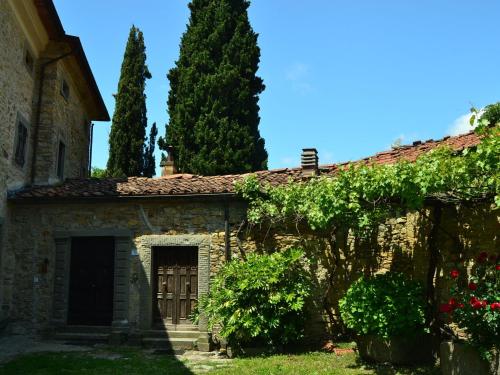 フィヴィッツァーノにあるBelvilla by OYO Casa Mazzolaの古石造りの木々と扉