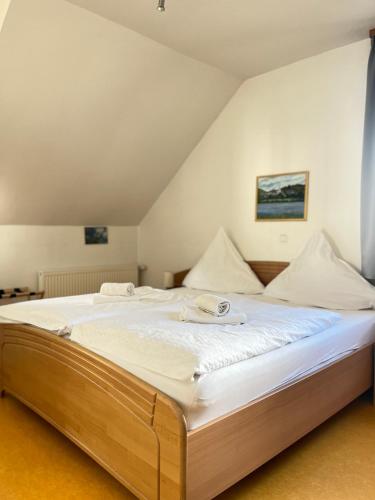 a bedroom with a large bed with white sheets at Weingut Sauer-Kettermann in Enkirch