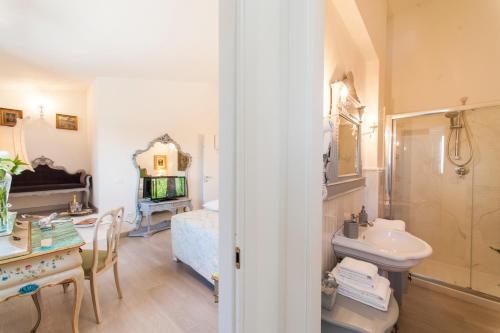 a bathroom with a sink and a toilet and a mirror at Country Lodge B&B in Siena