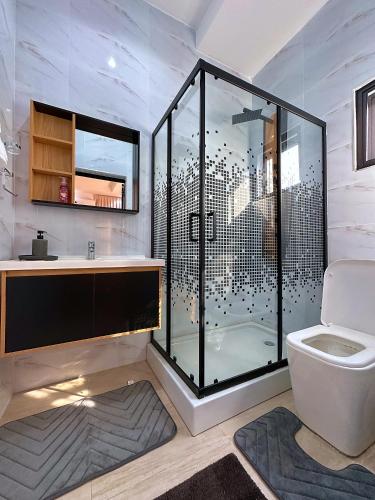 un bagno con doccia in vetro e WC di Chevy Chase Gardens a East Legon