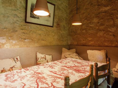 una camera con un letto e due luci di Holiday Home in Dordogne near Lascaux Cave a Meyrals