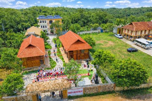 an overhead view of a group of people standing in front of a building at Khu du lịch nghỉ dưỡng Thạch Lâm Retreat in Thanh Hối