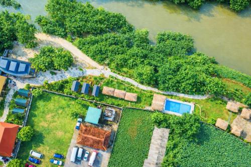 an aerial view of an island in the water at Khu du lịch nghỉ dưỡng Thạch Lâm Retreat in Thanh Hối