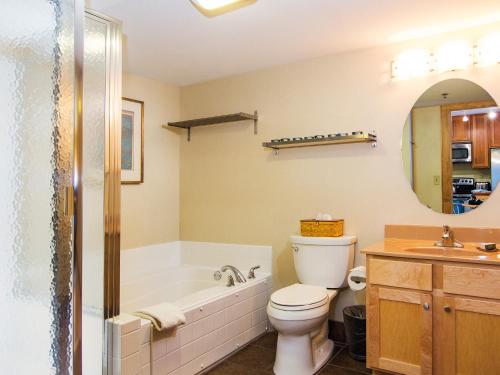 Ванна кімната в East Bay Suites