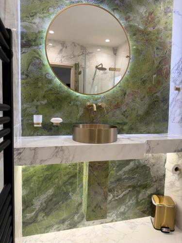 Plaza Luxury Suite, 2' from Metro, 5' from Piraeus