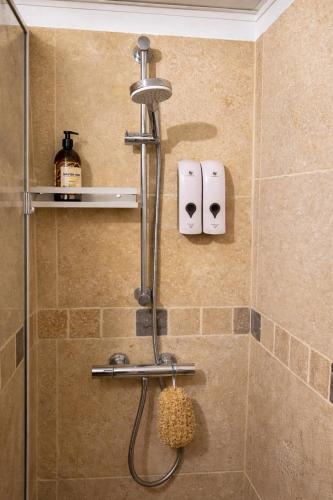 a shower with a shower head in a bathroom at Le Paradis' c'est ici in Gréoux-les-Bains