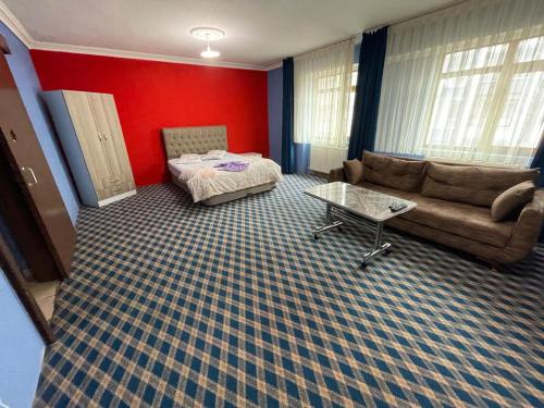 a living room with a couch and a table at Kutlu suit otel in Eskiömerler