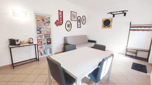 a dining room with a white table and chairs at Voglio Vivere Così in Santo Stefano di Magra