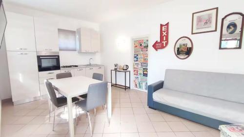 a living room with a table and a kitchen at Voglio Vivere Così in Santo Stefano di Magra