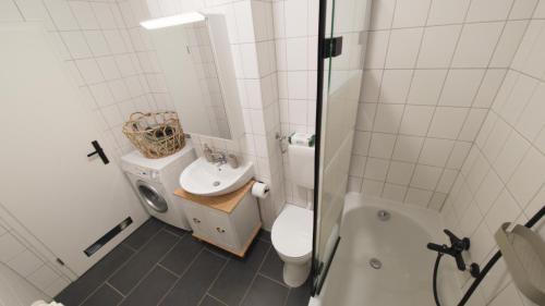 a bathroom with a toilet and a sink and a shower at Ferienwohnung Stadtblick Königstein in Königstein an der Elbe