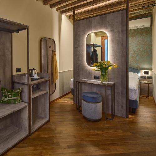 a bathroom with a sink and a mirror at Residenza Favaro in Venice
