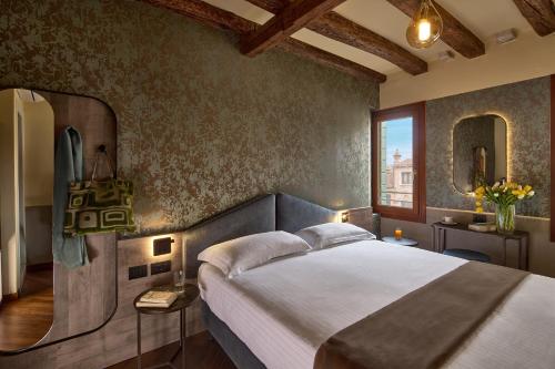 a bedroom with a large bed and a mirror at Residenza Favaro in Venice