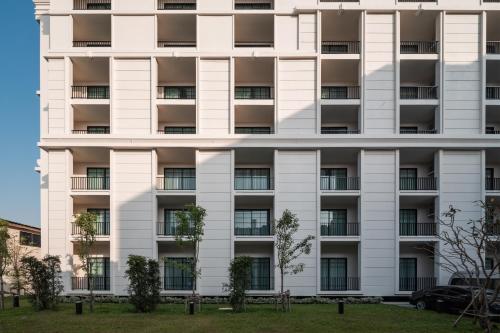 an apartment building with balconies on the side at Mandarin Eastville, Pattaya - SHA Extra Plus in North Pattaya