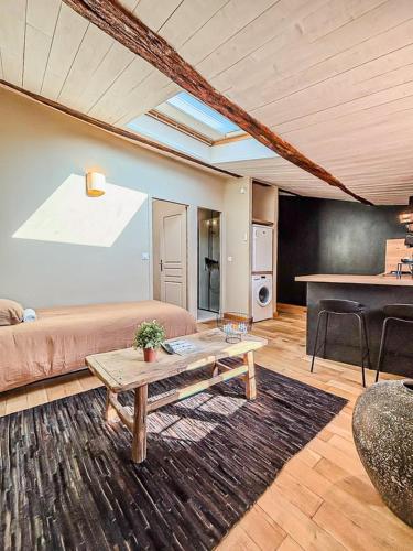 Saint Nico Admiral 5 min to Port, Train Station