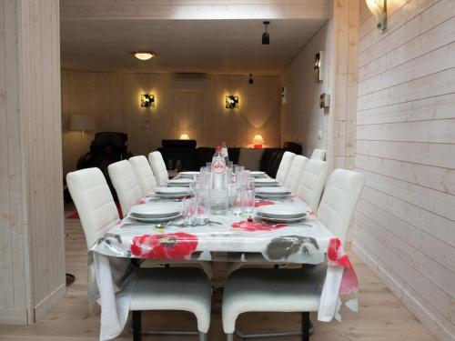 En restaurang eller annat matställe på Beautiful Apartment in Spa Belgium with Jacuzzi