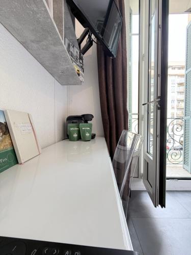 Studio central avec balcon- Plage - Tram - Aéroport
