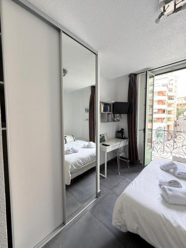 Studio central avec balcon- Plage - Tram - Aéroport