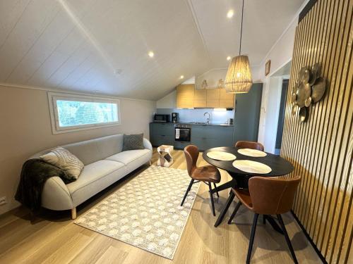 a living room with a couch and a table at Riihen Ullakko in Äkäslompolo