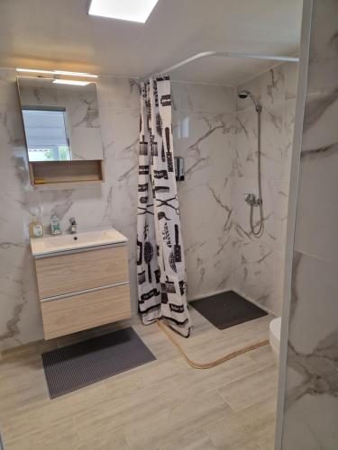 ein Badezimmer mit Dusche und Waschbecken in der Unterkunft Cassis la gare in Cassis