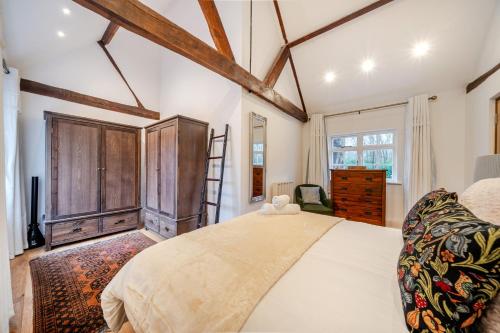 a bedroom with a large bed in a room at Eagle's Nest in Worplesdon
