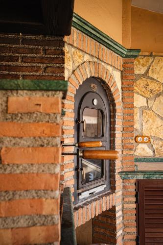 a brick oven in a brick wall with a window at Villa Oropéndola para familias, a pocos minutos de Granada, Piscina agua salada, Parking privado, Barbacoa, Chimenea, 14 pax in Belicena
