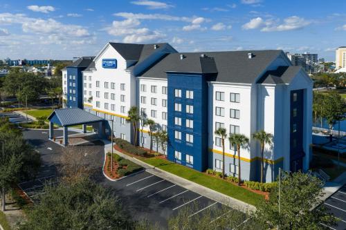 an aerial view of a building with a gazebo at City Express by Marriott Orlando International Drive in Orlando